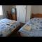 Comfortable Family room with Tv, Free Fast Wifi, Sleeps 3