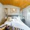 3 Bedroom Lakeview Lodge - Ensuite & Balcony Deck