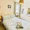 The Garden Cottage - Elevated position, wonderful views over Dartmouth, beautiful garden