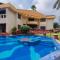 StayVista's Shantam House - Dive into relaxation with a pool and tennis lawn - لونافالا
