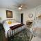 Jungle Cottage with luxury pool, hot tub and more!
