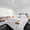 Comfort & Style - Luxurious Central Apartment