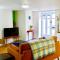 “Dragons Den” Centrally located Modern Apartment