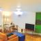 “Dragons Den” Centrally located Modern Apartment