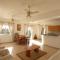 Villa Isabella: Coral Bay Beach, Seaview