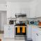 Orange Oasis in the Heart of East Rock with FREE parking near DT and Yale