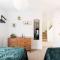 Modern 5 Bedroom Townhouse By City Centre & JQ - 9 Separate Beds, 2 Baths and Parking