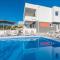 Lejla, sea view apartment with pool