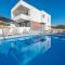 Lejla, sea view apartment with pool