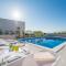 Lejla, sea view apartment with pool
