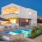 Lejla, sea view apartment with pool