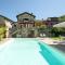 Country house with pool and outbuilding Fivizzano by VacaVilla - Terenzano