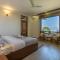 StayVista at Floradale W Jacuzzi & Wood-Fire Pizza