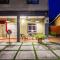 Explore 4BR Gardenhouse Retreats (Free Parking)
