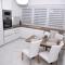 La Luna Premium Deluxe Apartment with Free Jacuzzi, Bikes & Covered Parking