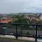 Apartamento amplo e aconchegante com vista para o mar.