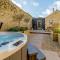 Rinstone Lodge, Thornton-Le-Dale. Moors cottage with hot tub
