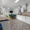 FLATZY - 6 bed Oasis Close to Football Stadiums