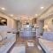 Deck and Fire Pit Lake-View Osage Beach Home! - 欧塞奇比奇