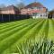 Orion House - sleeps 6, driveway, garden