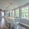 Bright Cary Home with Deck Less Than 15 Mi to Raleigh! - كاري