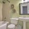 Bright Cary Home with Deck Less Than 15 Mi to Raleigh! - كاري