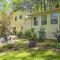 Bright Cary Home with Deck Less Than 15 Mi to Raleigh! - كاري