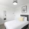 Skyvillion - STEVENAGE SPACIOUS & COZY 3Bed House with Parking, Wifi, Garden - Aston End
