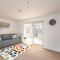 Skyvillion - STEVENAGE SPACIOUS & COZY 3Bed House with Parking, Wifi, Garden