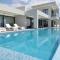 Seafront Villa Nafsika - Private Heated infinity Pool - Direct access to the beach - Play area - 哈利库纳斯