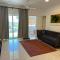Fairway 2 Bedroom Luxury Apartment with Gym and Pool - Battaramulla