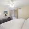 Beachfront condo with restaurant, pool, spa and gym