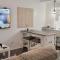 Modern Luxury Condo - Near UF, Shands & Celebration Pointe
