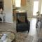 Cheerful 2-Bedroom, 2 bath with private parking