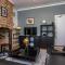 Spacious House with Four Bedrooms, Parking and Private Garden, Sleeps up to 10 people
