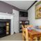 West Cottage. Central, beautiful, 2 mins to beach.