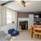 West Cottage. Central, beautiful, 2 mins to beach.