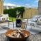 Stylish & Chic Central Apartment with Hot Tub