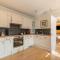 Sunningdale - Beach Side Cottage, Sea Views, Parking