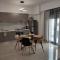 Grey Swan - Modern & Stylish apartment with Private Parking