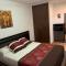 Apartamento con jardín privado y acceso a piscina