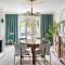 Suite with private bathroom at three bedroom interwar Villa Grabyte with daily spaces to share by pine forest on the bank of the river- 8min by car from old town - Kaunas