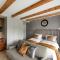 Suite with private bathroom at three bedroom interwar Villa Grabyte with daily spaces to share by pine forest on the bank of the river- 8min by car from old town - Kaunas