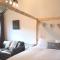 The Bothy near Tenby, Big Projector Screen, Four-poster bed, on-site HOT TUB access via Spa Pack, Breakfast - Тенби