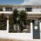 Kodu Lodge - spacious 2 storey coastal home with balcony, sea view, garden & BBQ - Santo Isidoro