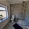 Modern 3 bedroom house, 3 Bathroom, secure parking, Wi-Fi & Garden