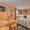 Quaint Table Rock Lake Hideout with Pool Access - Reeds Spring