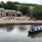 Buck - En-suite Room in Canalside Guesthouse - Burnley