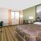 Super 8 by Wyndham Topeka/Wanamaker RD/I-70