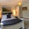 Old School - Exclusive 5 Room private suite - Orkney